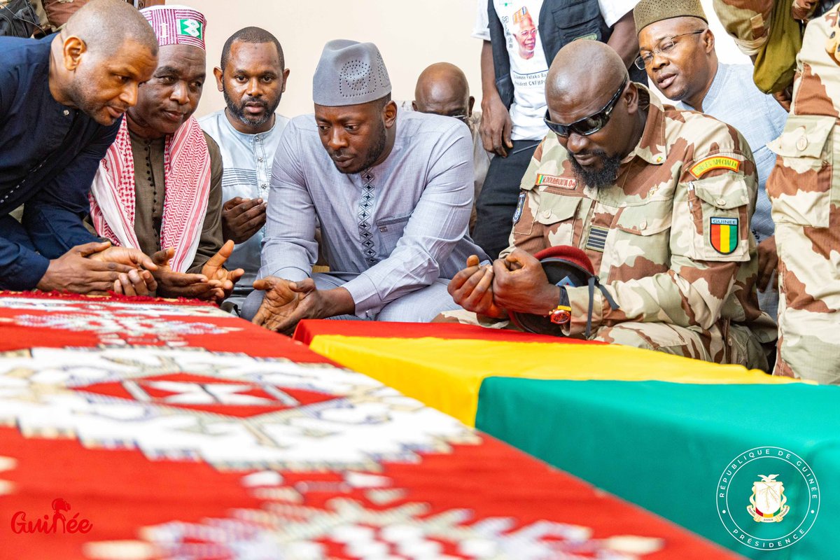 presidencegn's tweet photo. Mosquée Fayçal : le Chef de l’Etat rend un dernier hommage à Elhadj Ousmane Baldé ‘’Sans loi’’

Le Président de la Transition était à la Grande Mosquée Fayçal ce jeudi, 30 mars 2023 où il a pris part à la prière funéraire sur le corps de feu Elhadj Ousmane Baldé « Sans loi ». https://t.co/mg8TSLv9vX