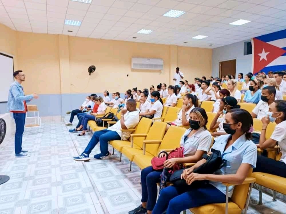 En el municipio de Moa, los estudiantes de la FCM interactuaron con la presidencia de la FEU de la #UCMHo sobre la candidatura para las cercanas elecciones, tras las cuales quedará conformado el nuevo Secretariado de la organización estudiantil en nuestro plantel. 🇨🇺
#FEUdeCuba