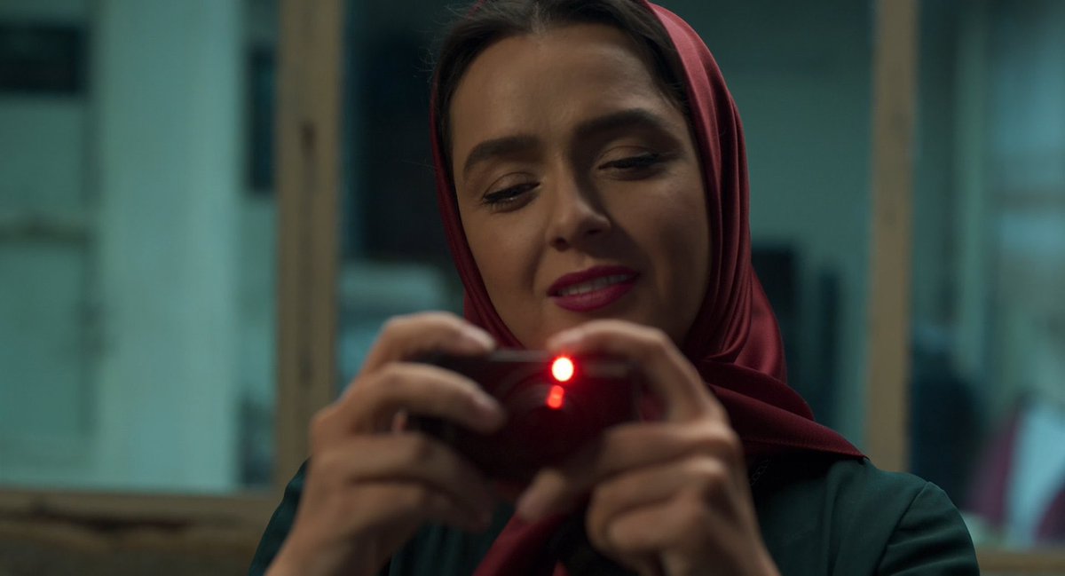 - dün, bir altın 6 milyondu. trump'ın konuşmasının ardından 7'ye çıktı. tweet attıktan sonraysa 8'e fırladı.

- tweet mi atmış? tweet bomba mı? 

- hayır ama bomba bile atsa böyle olmaması gerekiyordu. hadi gidelim baba.

#leylaninkardesleri (2022)