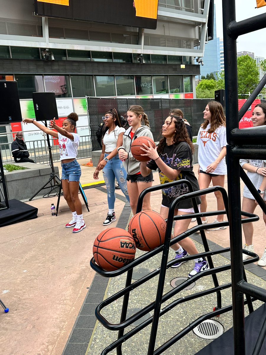 LADYCATS_BALL's tweet photo. Our players and coaches had the opportunity to go to the AAC for the Women’s Final Four today! We had so much fun!! #WFinalFour https://t.co/dgopYrCuoR