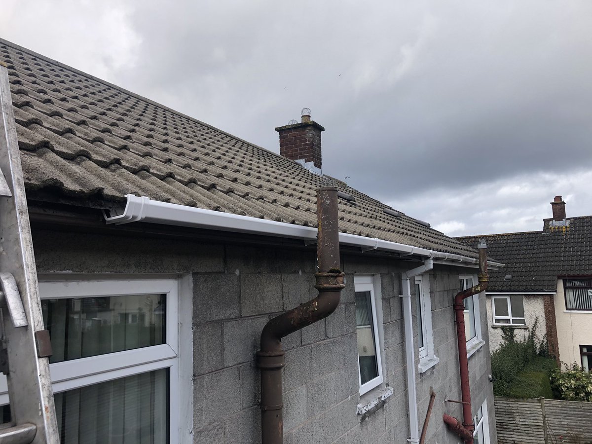 GutterNi's tweet photo. Another set of old and failing gutters made good giving the roofline a nice finish not to mention functioning gutters again. Another great  job by all involved 👌 #BelfastHour https://t.co/SFIOmIZyXI