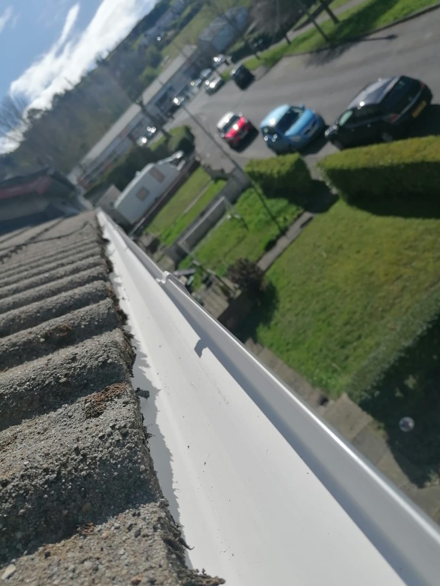 GutterNi's tweet photo. Another set of old and failing gutters made good giving the roofline a nice finish not to mention functioning gutters again. Another great  job by all involved 👌 #BelfastHour https://t.co/SFIOmIZyXI