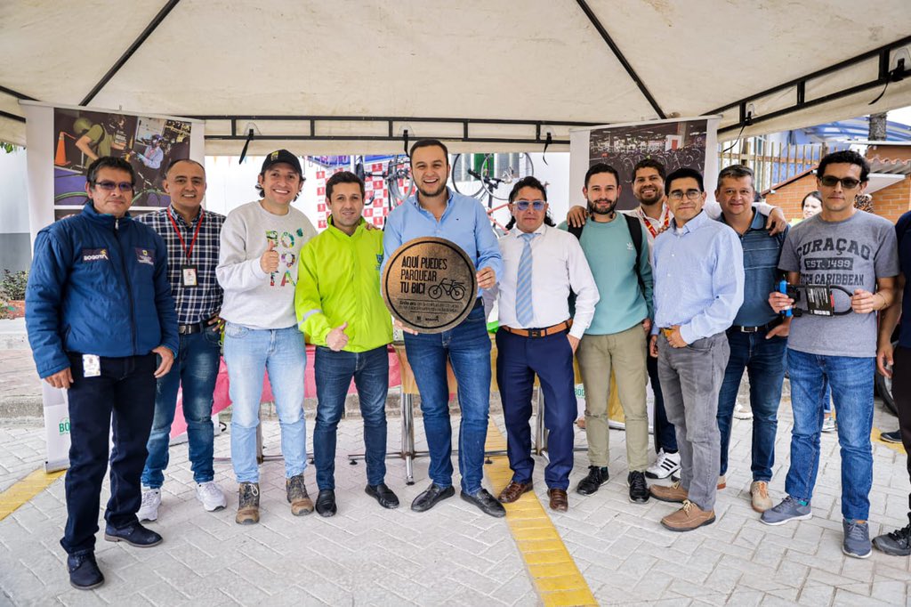 GobiernoBTA's tweet photo. ¡Seguimos promoviendo la #MovilidadSostenible en Bogotá!
Hoy la Alcaldía Local de @PuenteAranda_ recibe el certificado con #SelloDeOro por sus cicloparqueaderos, dotados con más de 50 nuevos cupos para todos los biciusuarios. 🥇🚲 https://t.co/Qhku3qCunv