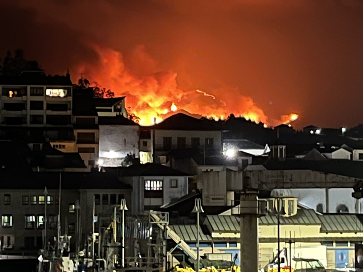 davidquiros's tweet photo. Se nos quema Asturias. Fotos desde el puerto de Luarca. #Luarca #Valdés #incendio https://t.co/u3snos6JIi