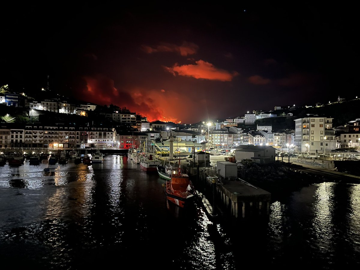 davidquiros's tweet photo. Se nos quema Asturias. Fotos desde el puerto de Luarca. #Luarca #Valdés #incendio https://t.co/u3snos6JIi