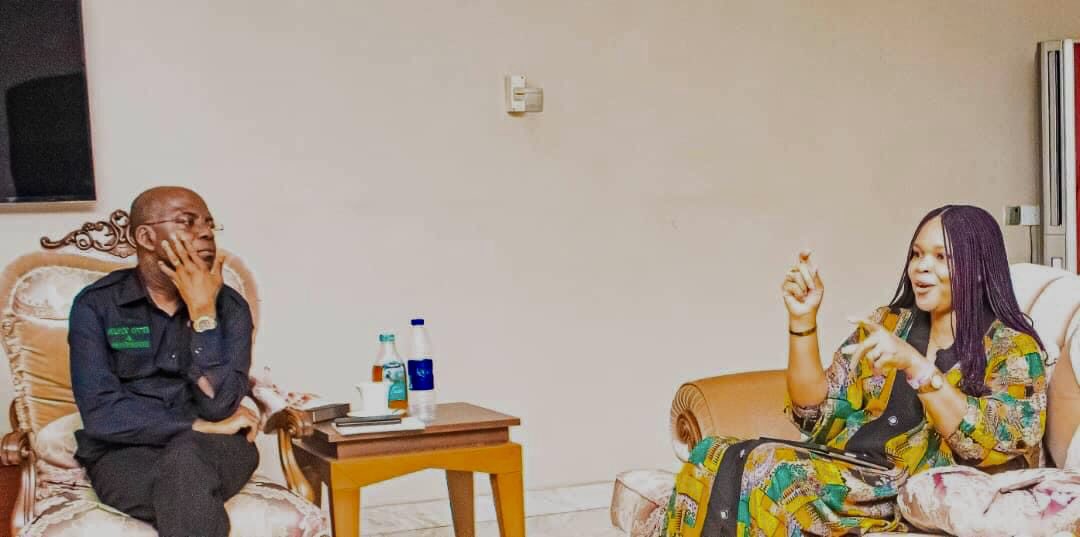 alexottiofr's tweet photo. I played host to a team of senior management staff of MTN, led by the Chief Enterprise e-Business, Lynda Saint Nwafor, at my country home in Umuehim, Nvosi, Isialangwa South. https://t.co/GCzoqOTYMQ