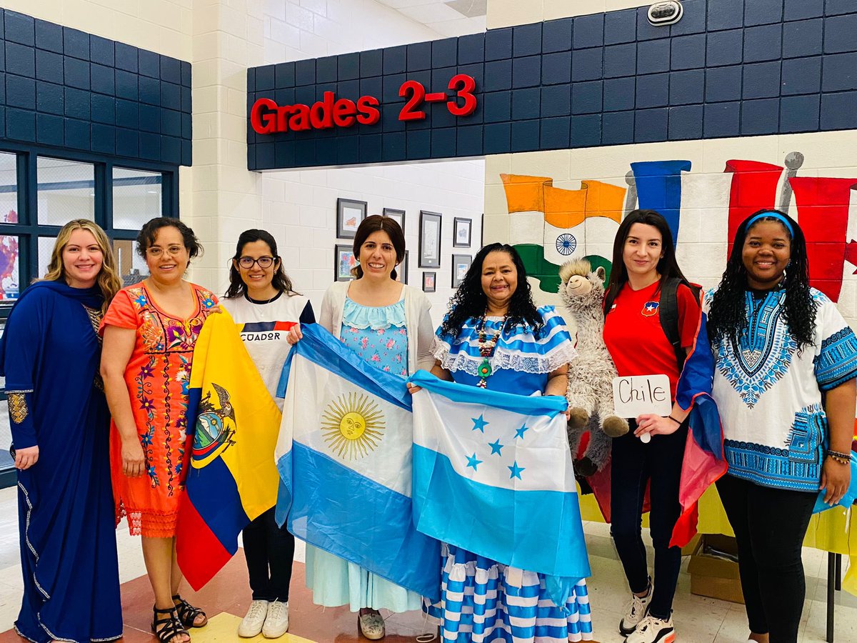ms_luco's tweet photo. The Global Parade was so much fun this morning. We could share and celebrate our diversity and different cultures in a respectful and fun environment #GlobalLeaders #UnitingOurWorld @participatelrng @Smith_Seabees https://t.co/bZYGqWNcUv