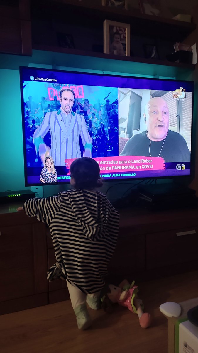 pinesatope's tweet photo. Mi niña no se pierde ningún programa  #LRAlbaCarrillo https://t.co/sh1CxmYdlG