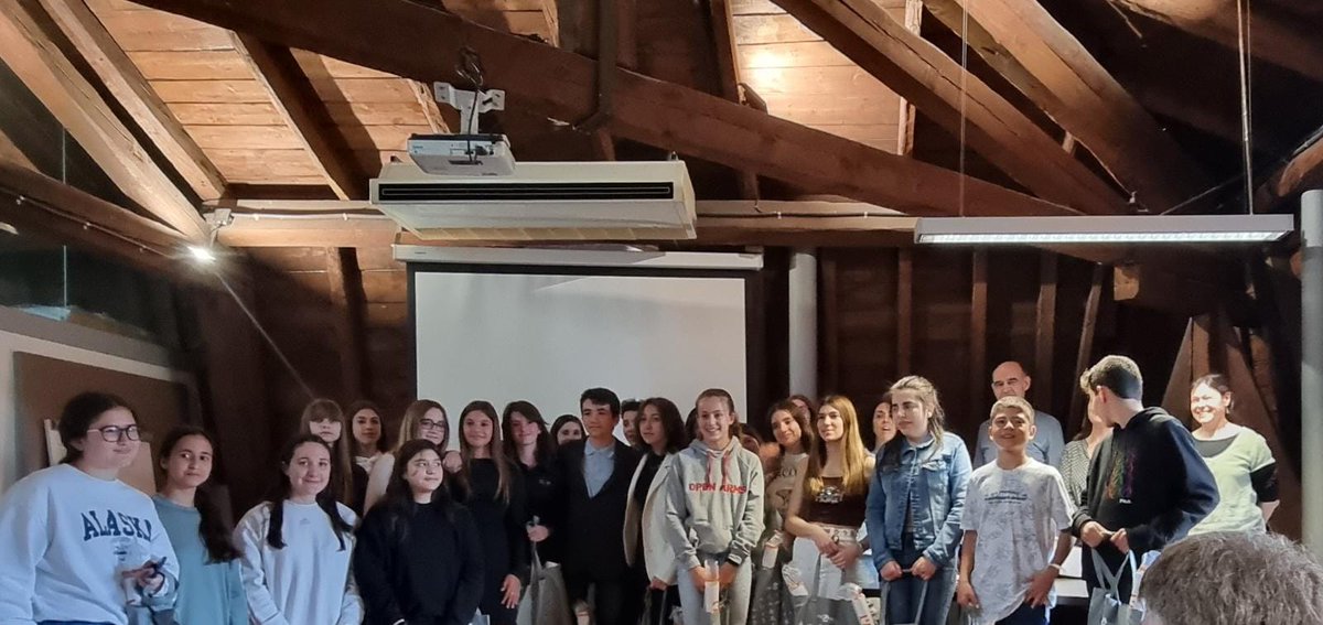 Lliurament dels premis del dictat plurilingüe.Moltes felicitats!🎉
#eoiseu #someoi #eoi #eoicat #eoistas #fentxarxa #dictatplurilingüe 
<a href="/ajlaseu/">Ajuntament de la Seu d'Urgell</a> @sedalturgell #consellcomarcalalturgell @peelaseu @ojalturgell @inslavalira_oficial @lasallelaseu #institutescolaaubenç #insjoanbrudieu