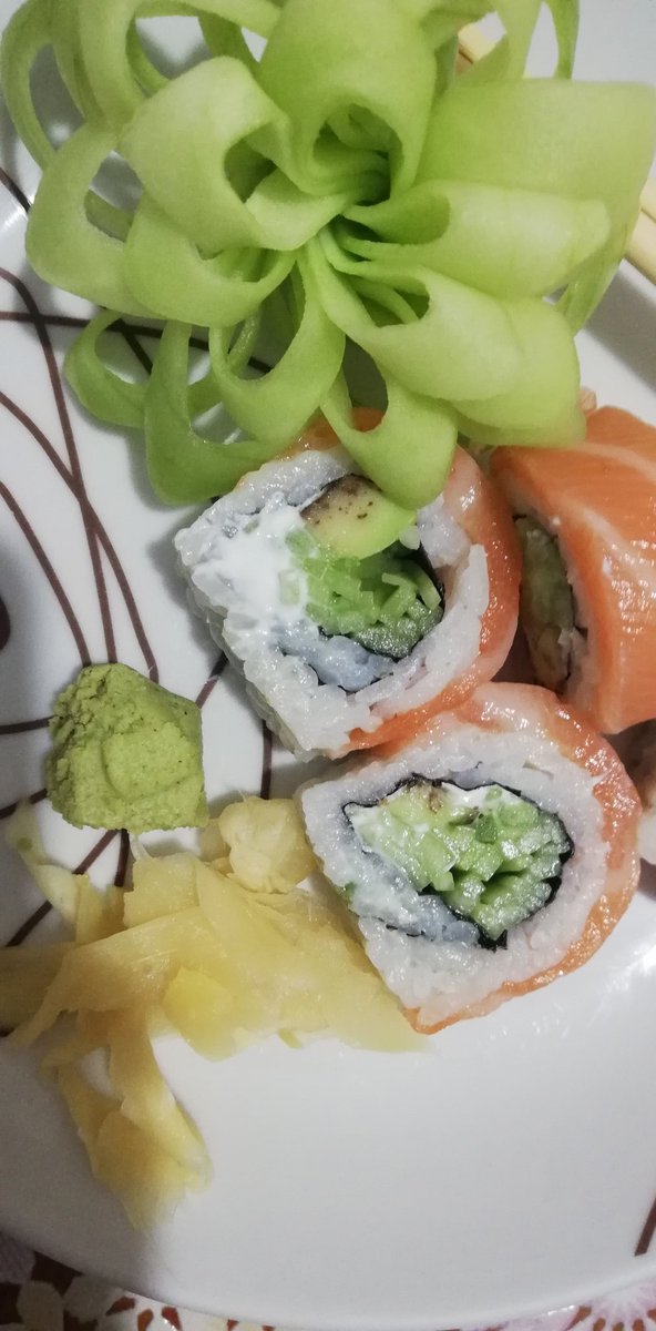 mslkitchenn's tweet photo. Sushi, pickled ginger, wasabi, soy sauce and shrimp crackers... 🍥🍤 #mysweetkitchen #sushi #ginger #soy #shrimp https://t.co/PQneKuXAto