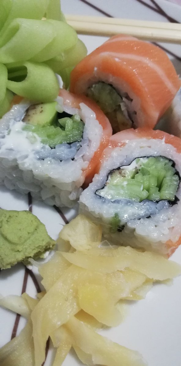 mslkitchenn's tweet photo. Sushi, pickled ginger, wasabi, soy sauce and shrimp crackers... 🍥🍤 #mysweetkitchen #sushi #ginger #soy #shrimp https://t.co/PQneKuXAto