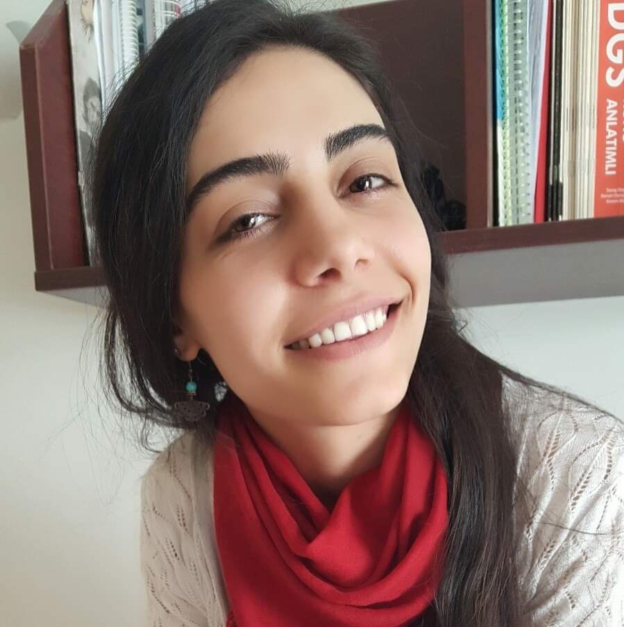 7 yıl önce bu gün başörtümü başımdan çıkarıp boynuma takmışım,  Kyk yurdunda çektiğim bu fotoğrafla da ilan etmişim.
Saçlarımın rüzgarda özgürce savrulmasının 7. yıl dönümü kutlu olsun