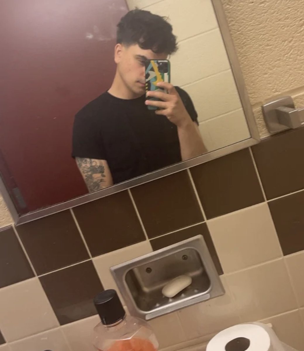 subi650's tweet photo. @visual0232 @1brady_ You can’t really see it that well but the fade part is there and it’s so low so you can still keep the messy hair on top it’s clean https://t.co/FbcCnKu1rD