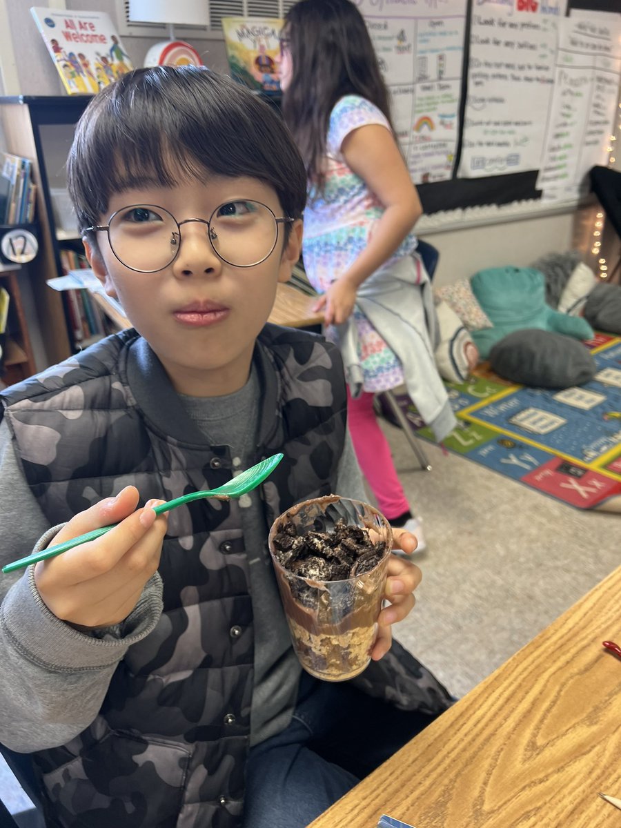 Falcon_Clement1's tweet photo. We made “dirt dessert” to celebrate the end of our soil science unit. Cocoa pebbles for the bedrock, graham crackers for sand, chocolate pudding for the subsoil, oreos for the topsoil, and a gummy worm on top! 😋🪱 https://t.co/kq8UiQyqPu