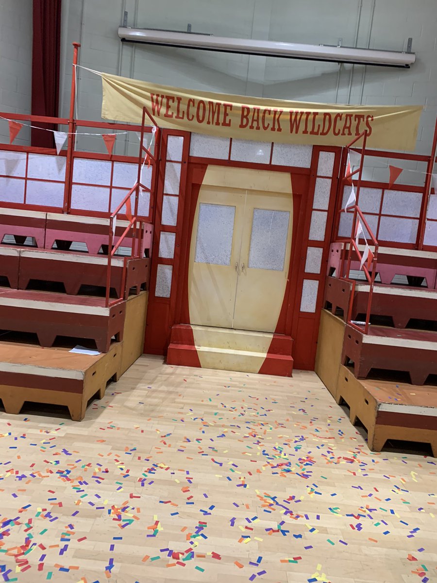 WilbournPerform's tweet photo. Tonight I went back to school! 👩🏼‍🎓
I went to see @p_artsnewbold production of High School Musical 🎵 
Well done to everyone involved 🌟 
@OutwoodNewbold #HSM https://t.co/81hvMon6Kn