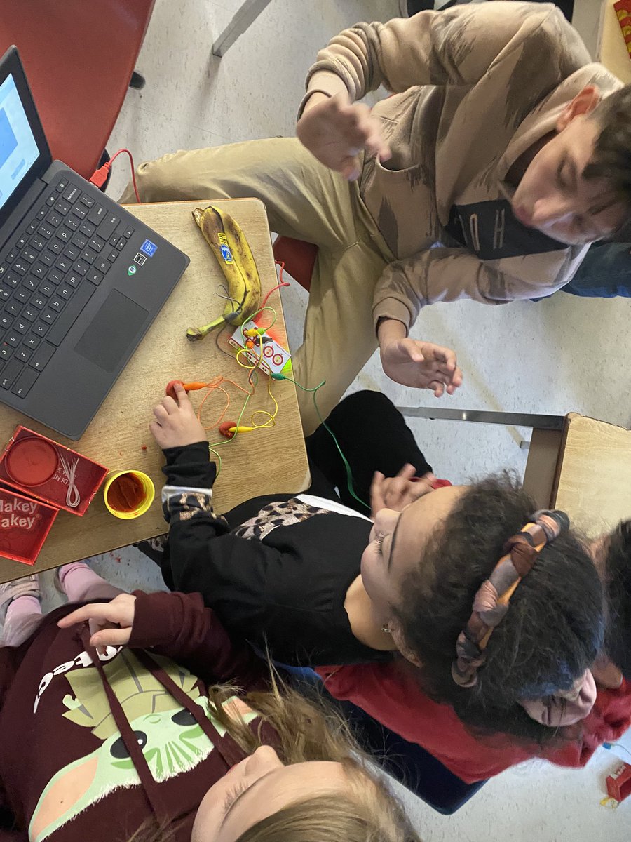 SirGECartierPS1's tweet photo. Grade 7 leaders having some fun with the Grade 2/3 class! ⚡️#MakeyMakeys #makingmusicwithabananapeel @TVDSB_STEM @MsMiller37 https://t.co/fMrVKxsb0T