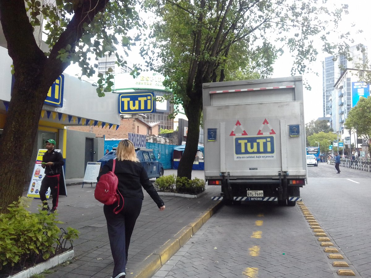 RafaOpenSource's tweet photo. Chéveres sus nuevos locales TUTi @mi_comisariato y todo. Pero, hagan el favor de no estacionarse en la ciclo-vía de la Amazonas ¡PENDEJOS!.😡😡
@pabelml https://t.co/mU9CMnJl3x