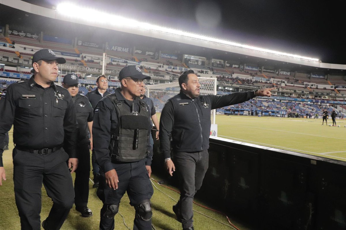 AlertaQro's tweet photo. 🚓Por riñas y alteraciones detuvieron a 37 personas en el Partido Gallos Blancos vs Cruz Azul 

📌El secretario de Seguridad Ciudadana indicó que 36 personas fueron remitidos al juzgado cívico y una a la fiscalía.

Más información aquí ➡️ https://t.co/LE4OujobnQ https://t.co/1HSWrRoIBy