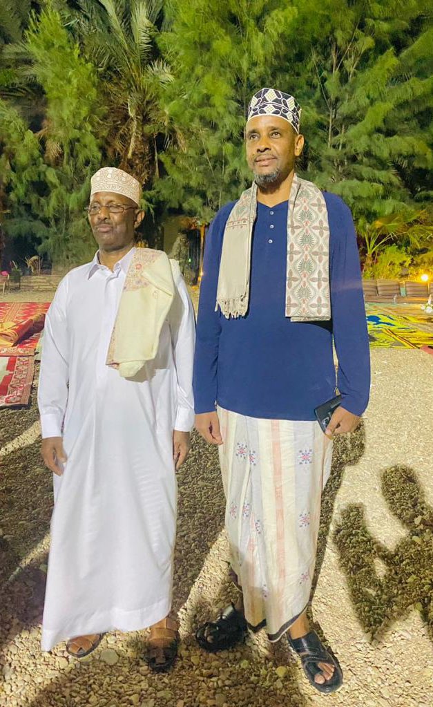 GaraadMukhtaar's tweet photo. Alxm waxaan aad uga mahadinayaa Mudane Maxamud Khaliif oo caawa afuro iyo casho sharaf noogu sameeyey barxada barakeysan ee Arlo Park Garowe. Kulankaan ayaa lagu sakootinayey Isimadeena Dhaqanka Soomaaliyeed ee Koontur ka yimid. Duco iyo mahadin badan baa la isaga tagey. Gobanimo https://t.co/YIhBLdTEOq