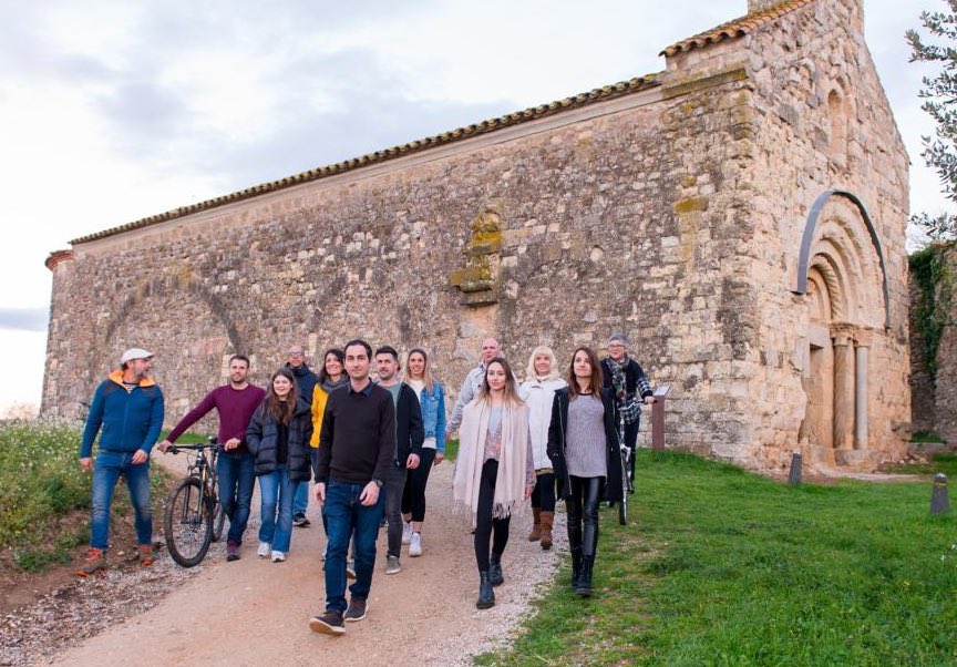somnavata's tweet photo. Caminant plegats arribarem lluny. Treballant en equip tot és possible. Ha arribat l'hora del canvi que Navata necessita. Junts el farem possible.

#SomNavata #FemPinya #FemPoble #Navata https://t.co/V4f3t1acXL
