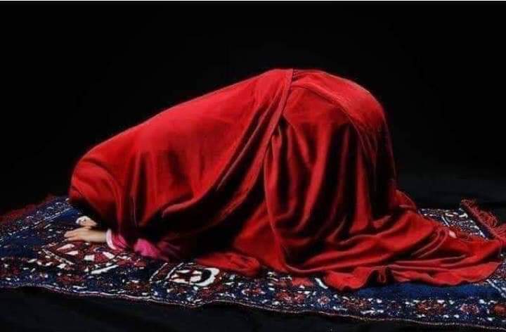 SevilayGul6's tweet photo. Namaz bitiminden sonra yeniden #secdeye gidip uzun uzun Rabbinle #dertleşiyorsun ya , böyle mis gibi , sonra bir anda bi kalkıyorsun sanki dünyanın en #kuvvetli insanısın.
Ne güzel bi his be..
Bizi namaza layık gören #Allah 'a hamd olsun🤲🤲🤲
#SabahNamazı ❤️♥️💙💙 https://t.co/5ZdXdFKeI9