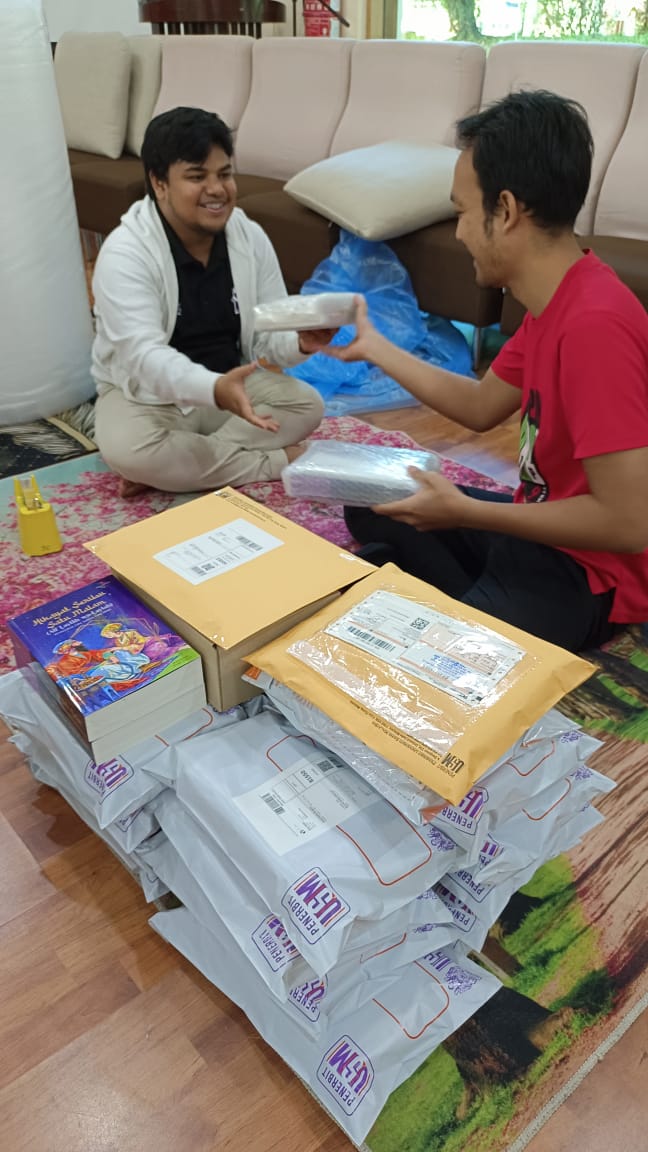 PenerbitUSM's tweet photo. Kelmarin staf kami sibuk membungkus pesanan-pesanan Hikayat Seribu Satu Malam yang tidak sampai sehari dilancarkan di platform e-dagang Penerbit USM.
Terima kasih semua pembeli π
Link pembelian : https://t.co/ITZSJiJi0C
#hikayatseribusatumalam
#emdash
#USMPopular https://t.co/xw10dHWVDD