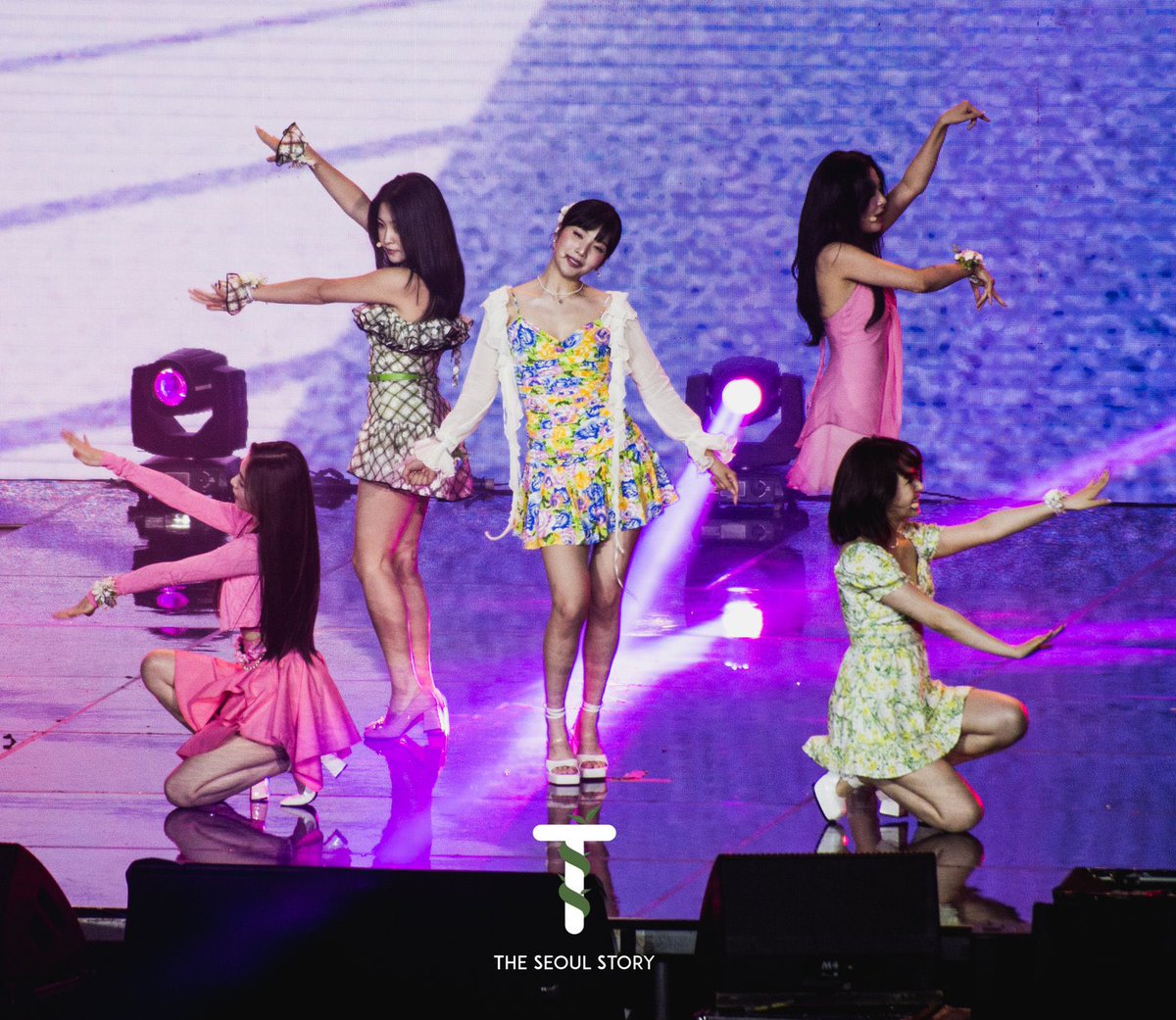 babyblueorange's tweet photo. i just realized, one good thing about an RV solocon here in like SEA countries is that they won’t have stylists making them wear “tropical” outfits anymore 😭 i mean ik my country, but you don’t have to dress them like fruits and flowers lmao https://t.co/WtIKec4hyh
