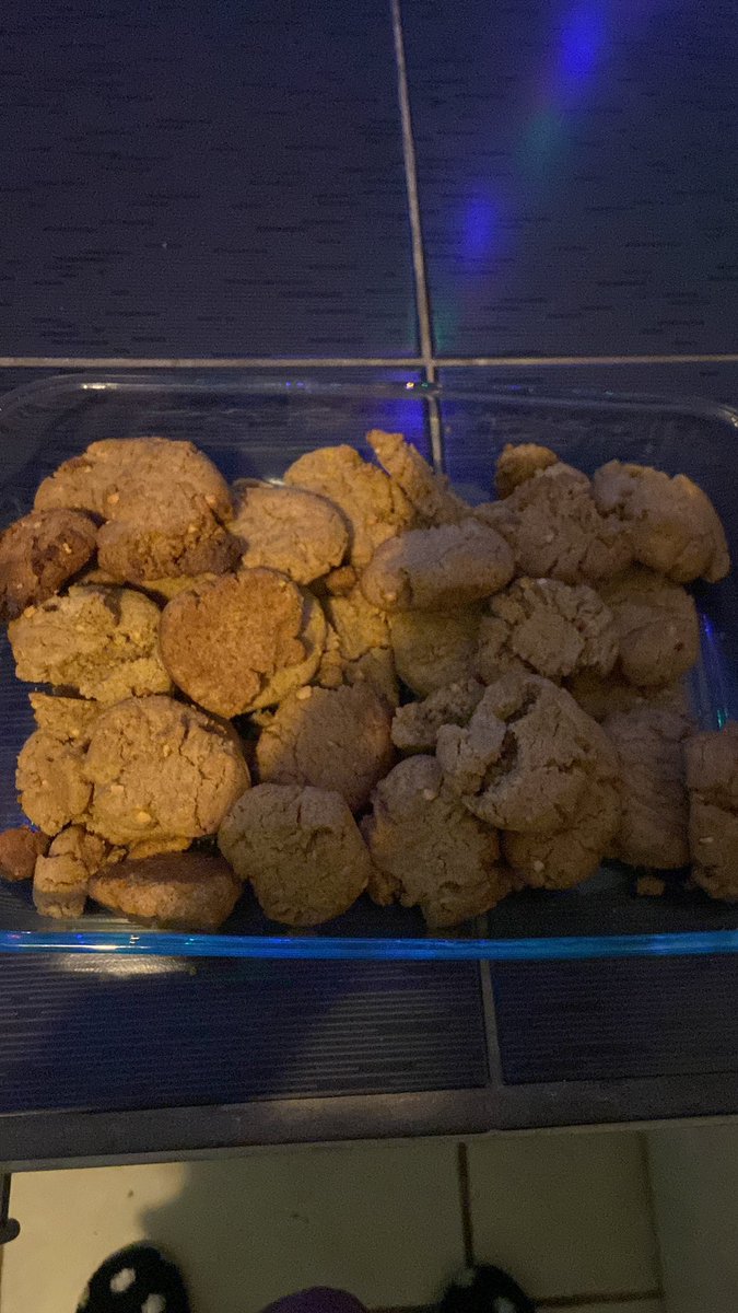 SoundwavePromo1's tweet image. I’m made a batch of #cannabutter with my handy dandy mini crockpot. I got a 1/4 cup of ground up #MasterKush in there. Then my wife made some peanut butter cookies!