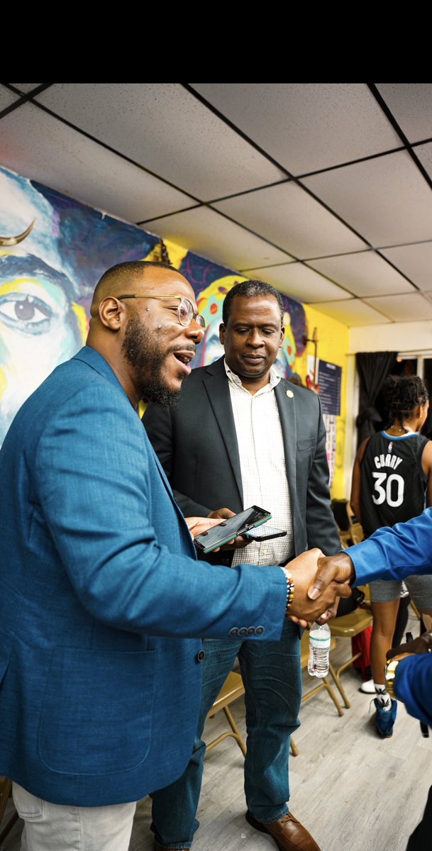 jeffnoelspeaks's tweet image. ✨🫱🏾‍🫲🏽 Meaningful work in progress! 

Our mission: to improve communities one conversation at a time 🗣️🌍. 

Today's much-needed dialogue on mentorship 🎓 &amp;amp; menteeship 🌱 took place in the heart of the community - the barbershop! 💈

Gratitude 🙌🏾 to BarberShop Speaks' partner…