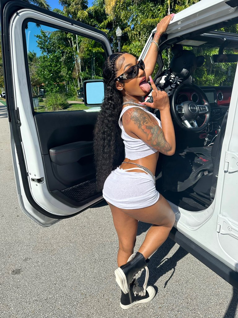Ladiiscorpio_'s tweet photo. Outta town thuggin w/ my rounds♥️🏁 https://t.co/rl2IjHdPcz