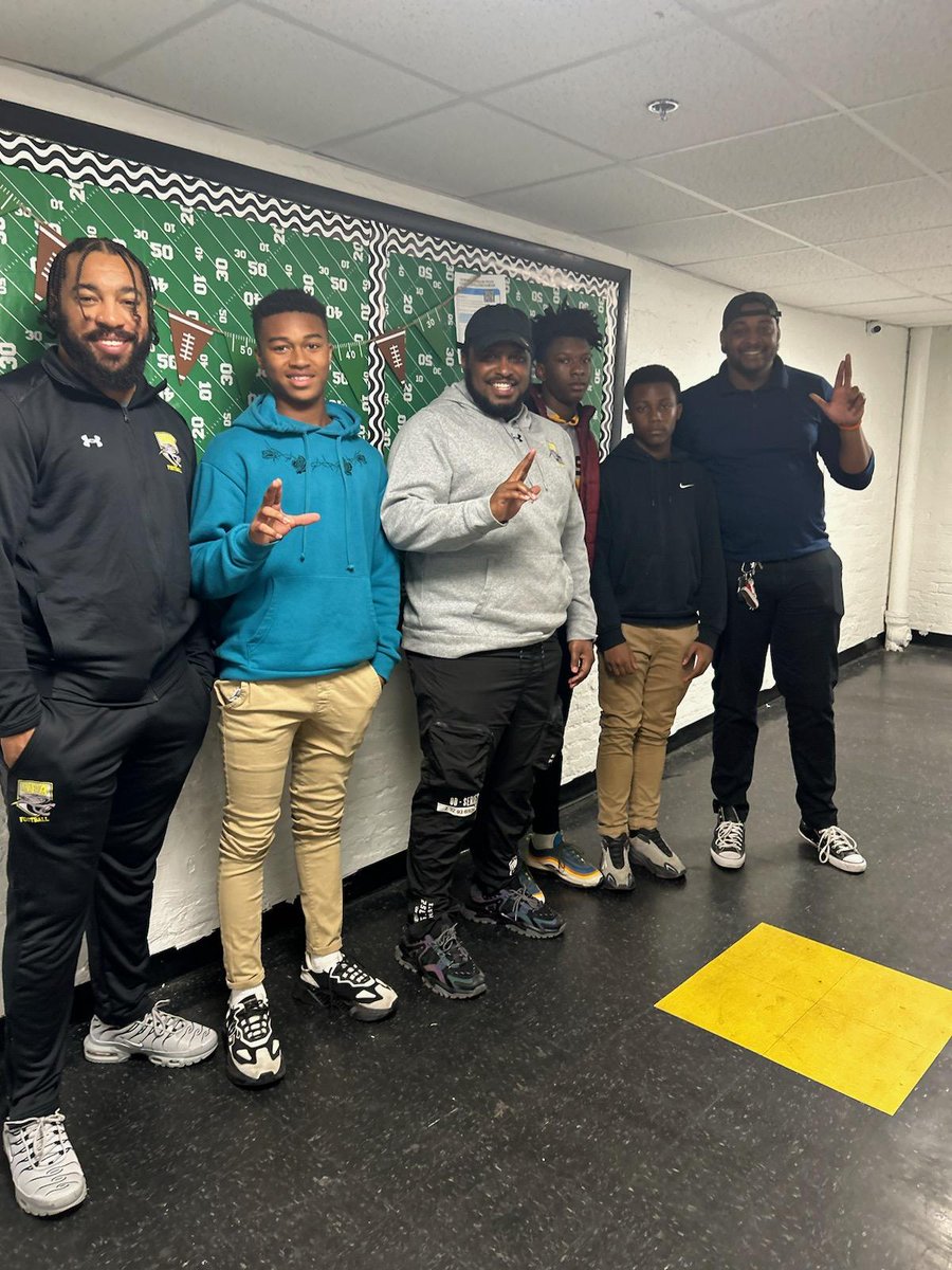 MichaelSharrie1's tweet photo. A few Johnson Boyz spent time with St. Frances Academy. #CatchemEarly #JohnsonTuff https://t.co/ZTfW4S7zph