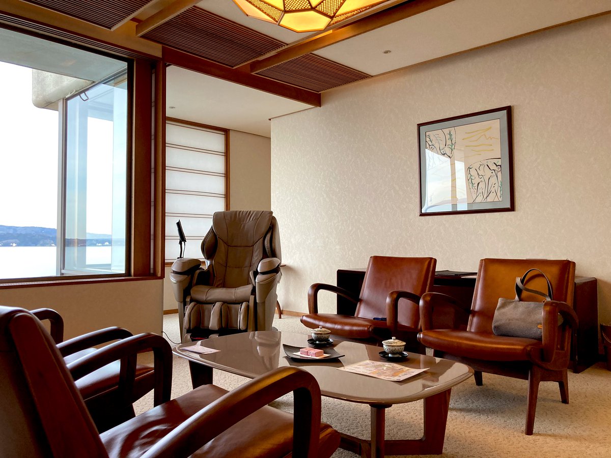 北陸3日目は富山の高岡まで移動し、国保の瑞龍寺と勝興寺を拝観して石川和倉温泉に戻り、日本一のおもてなしで有名な加賀屋に宿泊しました。
お部屋はリビング、ベッドルーム、和室がある特別室でした。グレードアップ感謝です✨