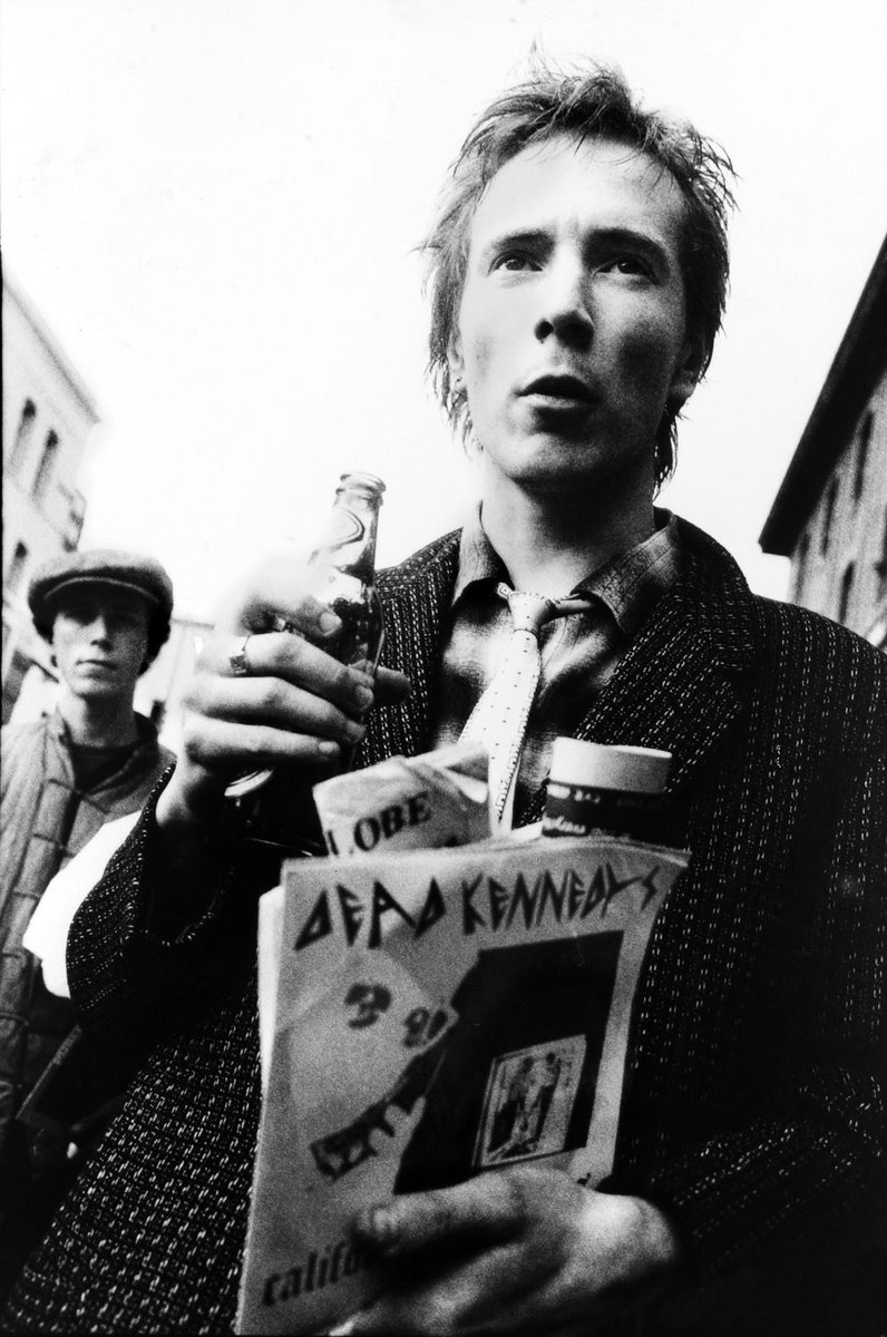 John Lydon  holding a copy of The Dead Kennedys’ 1979 debut single “California Über Alles”

Photo by Michael Jang

#punk #punks #punkrock #johnlydon #johnnyrotten #deadkennedys #history #punkrockhistory