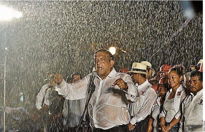 rgg1994's tweet photo. Billie Eilish cancela su concierto por la lluvia // AMLO dando su discurso bajo la lluvia 

😂😂😂😂😂😂 https://t.co/eMrLWI3UEP