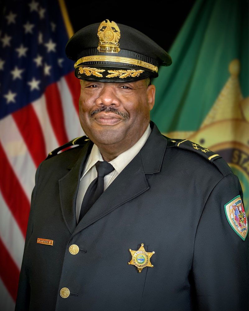 ShelbyTNSheriff's tweet photo. “I was deeply troubled upon hearing the news that two Memphis police officers suffered serious injuries during a shooting incident tonight in Whitehaven. I am praying for these officers and their families. I urge all to offer their prayers and support.”
Sheriff Floyd Bonner, Jr. https://t.co/K5HtpLFcKj