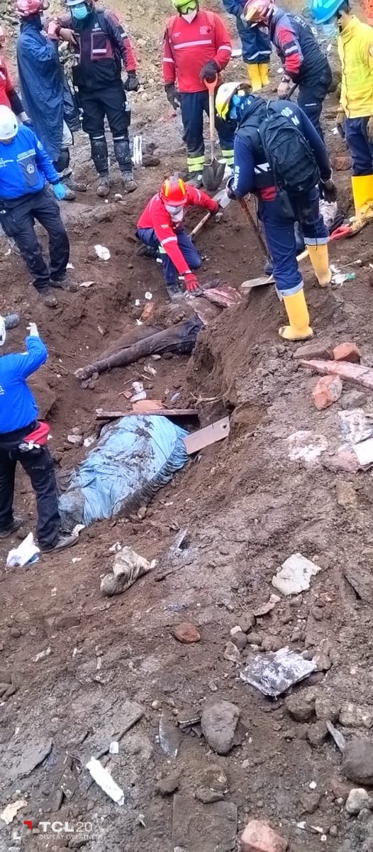 RodrigoMenaR's tweet photo. Equipo de bomberos rescatistas ⛑️ de El Carmen en Alausí, héroes verdaderos luchando por hermanos que lo perdieron todo.
Ellos están altamente capacitados para este tipo de trabajos, fueron capacitados por la Fundación Gear de los Estados Unidos. https://t.co/6fzTqPp6D4
