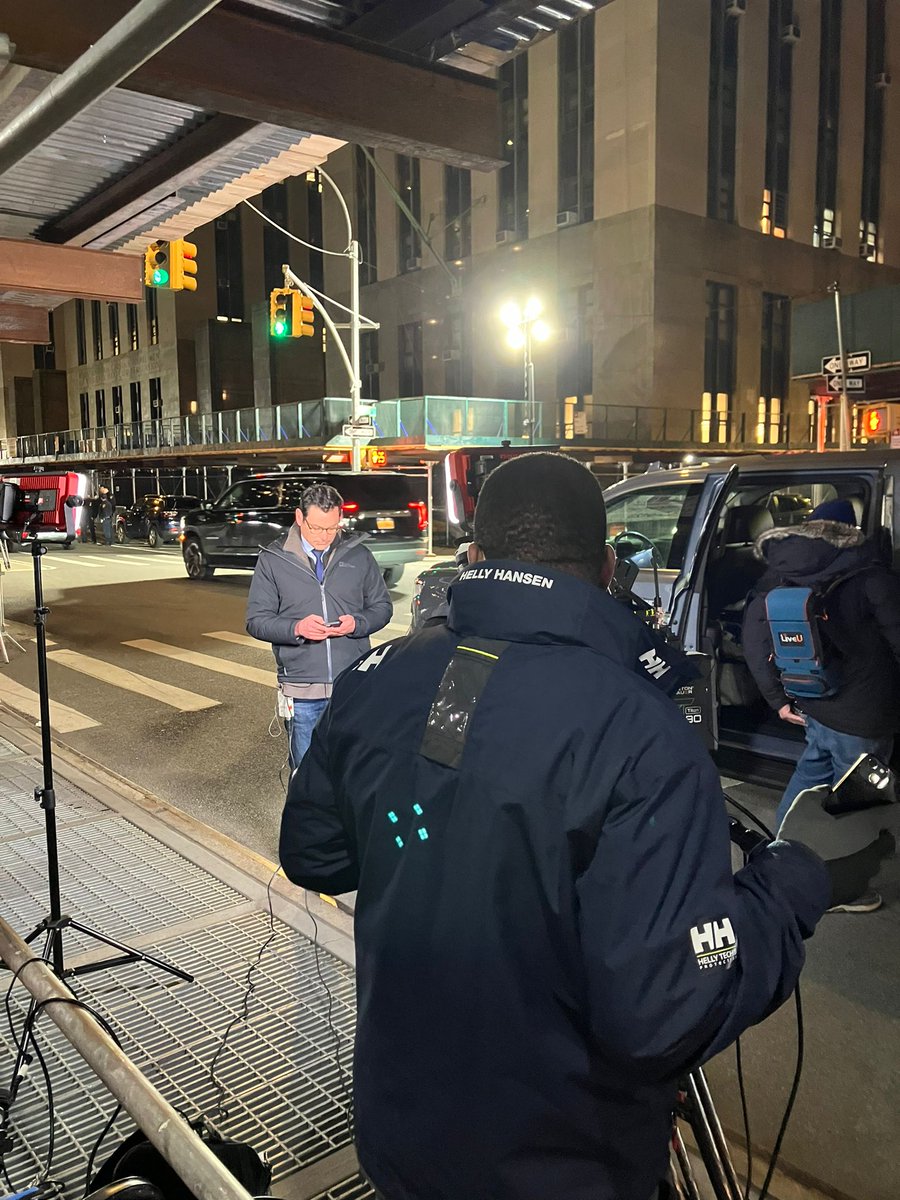 Piyumi_Fonseka's tweet image. Media gathered outside Manhattan District Attorney&apos;s Office and Trump Tower, reporting on Trump&apos;s indictment and waiting for follow-up action
📷 @finnowl 
#TrumpIndictment #TrumpArrest #USpolitics