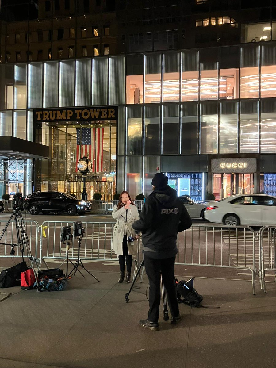 Piyumi_Fonseka's tweet image. Media gathered outside Manhattan District Attorney&apos;s Office and Trump Tower, reporting on Trump&apos;s indictment and waiting for follow-up action
📷 @finnowl 
#TrumpIndictment #TrumpArrest #USpolitics