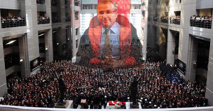 31 Mart 2015’te makamında teröristlerce esir alınıp saatlerce alıkonulan ve hunharca katledilen Şehit Cumhuriyet Savcımız Mehmet Selim Kiraz’ı rahmetle anıyoruz.