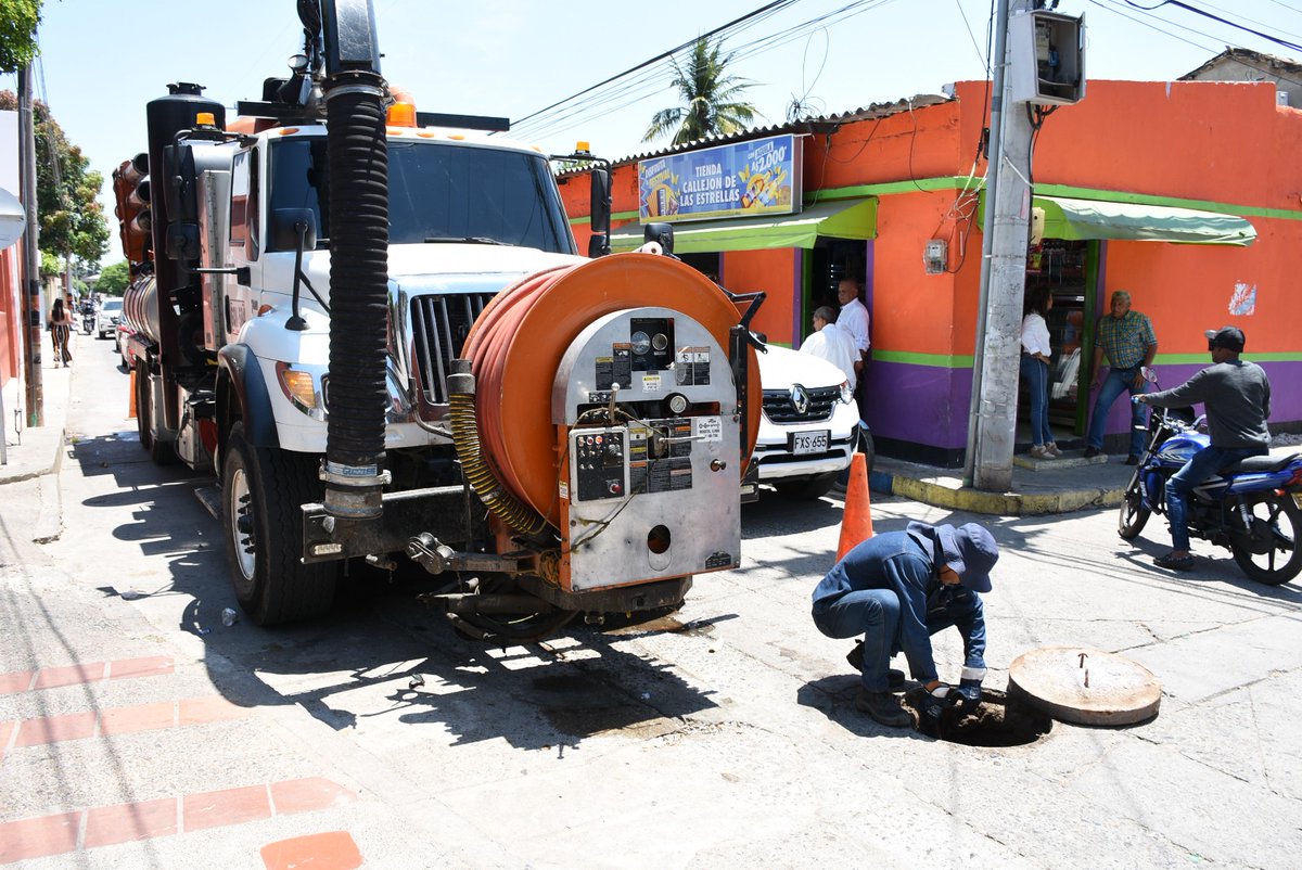 EmduparESP's tweet photo. @EmduparESP se encuentra realizando mantenimientos preventivos en sectores estratégicos de la ciudad, como plan de contingencia para Semana Santa y el Festival Vallenato. En esta oportunidad estuvieron en la zona céntrica.
@Superservicios https://t.co/jrcN6ox1Ch