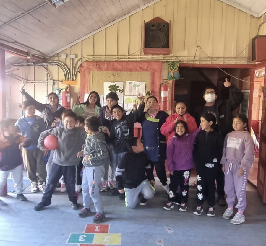 Corpocas's tweet photo. Hoy nuestras escuelas #LosÁngeles, #ManuelaCárdenas y #SanMiguel de isla #Quehui sostuvieron su #consejoescolar.
Además, nuestra área #Extraescolar llegó al sector para planificar, en conjunto, actividades deportivas y culturales para nuestras comunidades educativas. https://t.co/drWLjn0aLQ