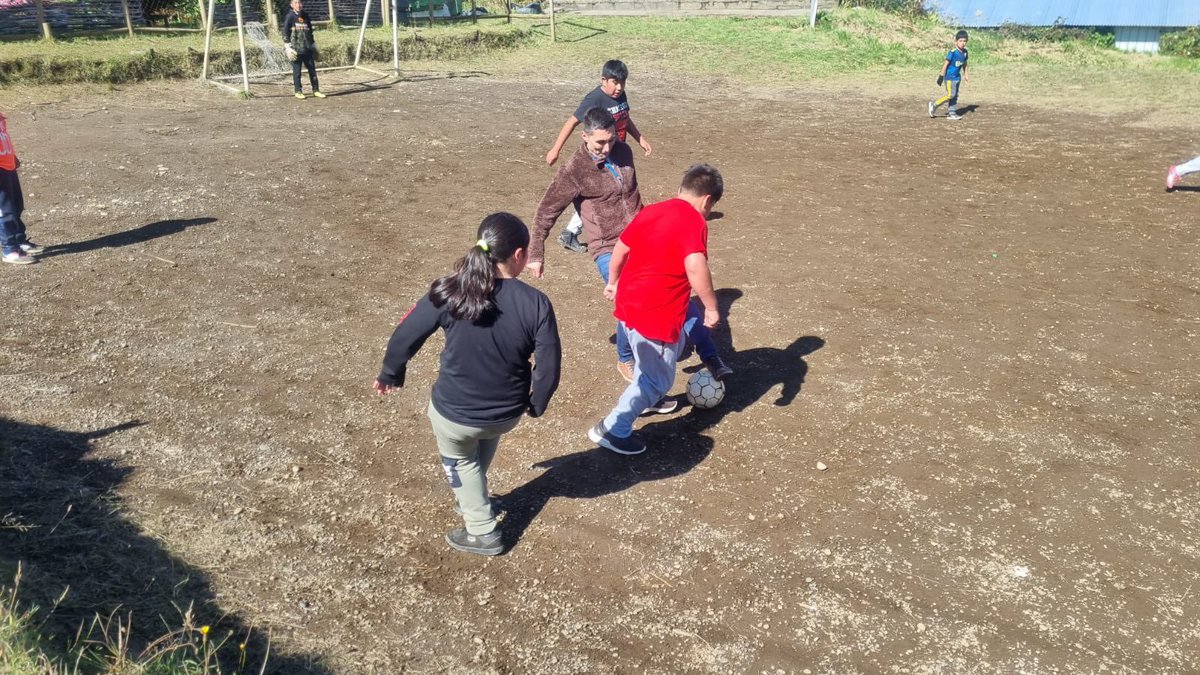 Corpocas's tweet photo. Hoy nuestras escuelas #LosÁngeles, #ManuelaCárdenas y #SanMiguel de isla #Quehui sostuvieron su #consejoescolar.
Además, nuestra área #Extraescolar llegó al sector para planificar, en conjunto, actividades deportivas y culturales para nuestras comunidades educativas. https://t.co/drWLjn0aLQ