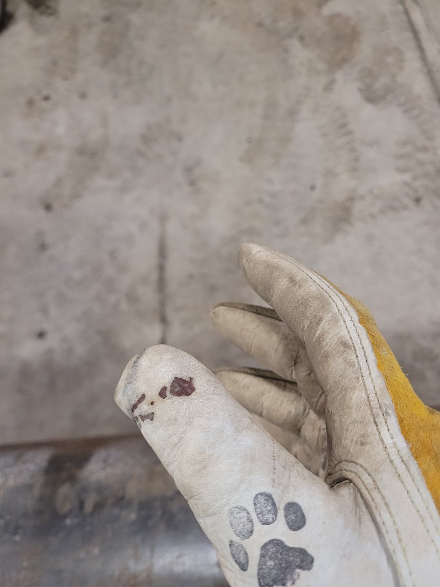 klikyote's tweet photo. Damn!  Only had these gloves a day and already bleeding through em. https://t.co/4YvPPbotBJ