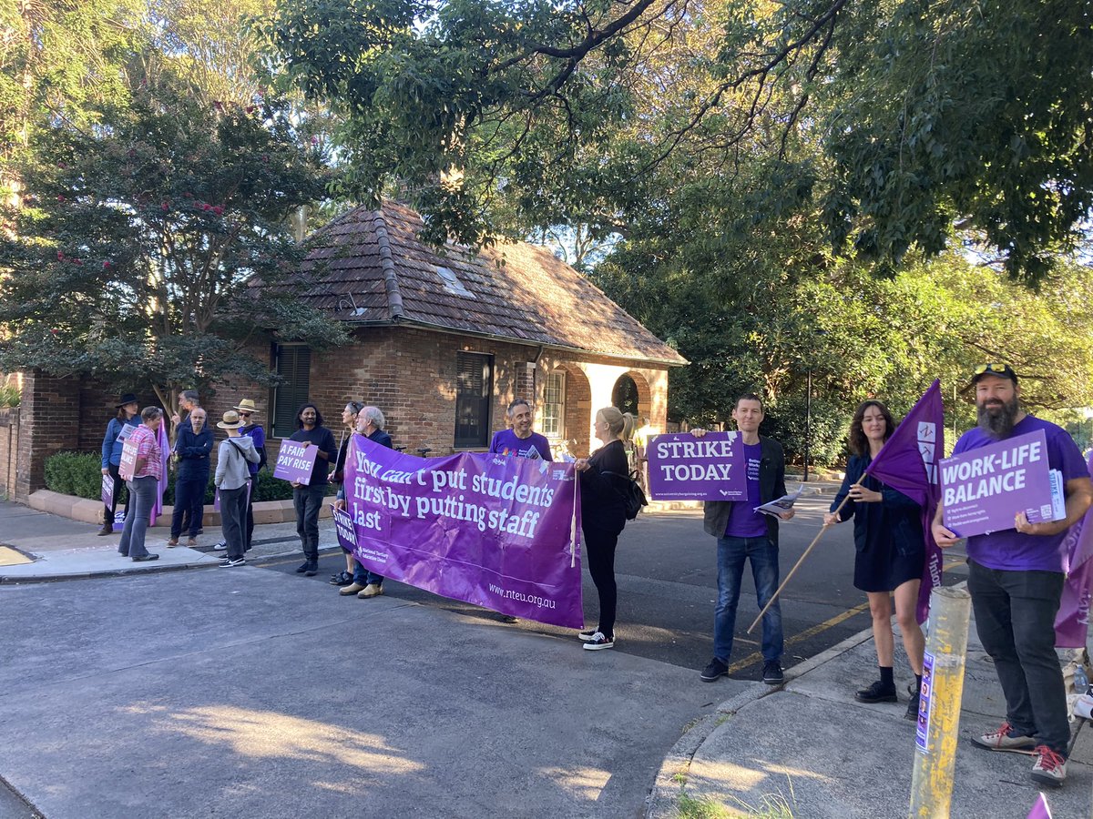 Holding the line at Carillon Ave #betterunis #usydstrike