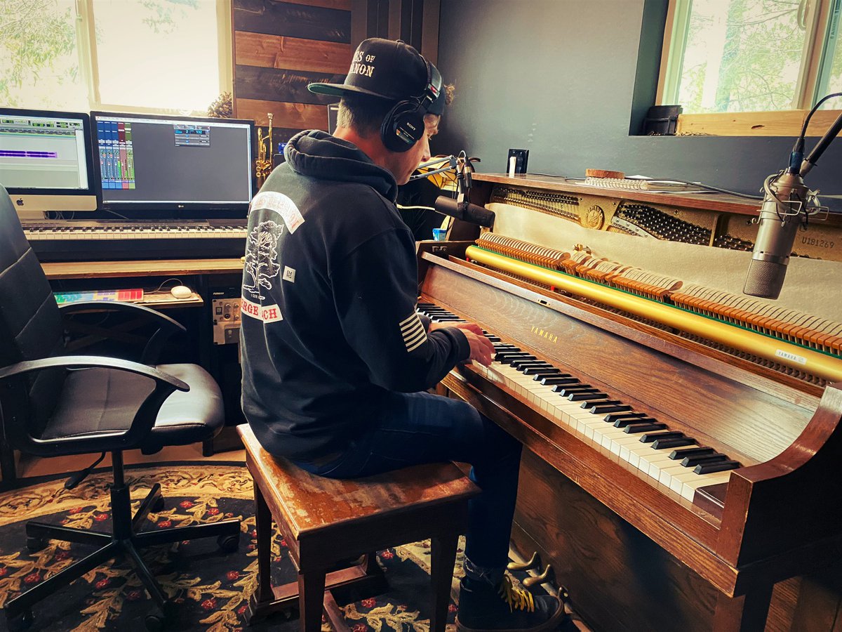 RGRyan777's tweet image. Tracking piano at Radiowaste Studio this afternoon. This studio has taken a solid year to put together. Well worth the wait. #FirstProject #HomeStudio #StudioInThePines #TheMightyBrettWagner