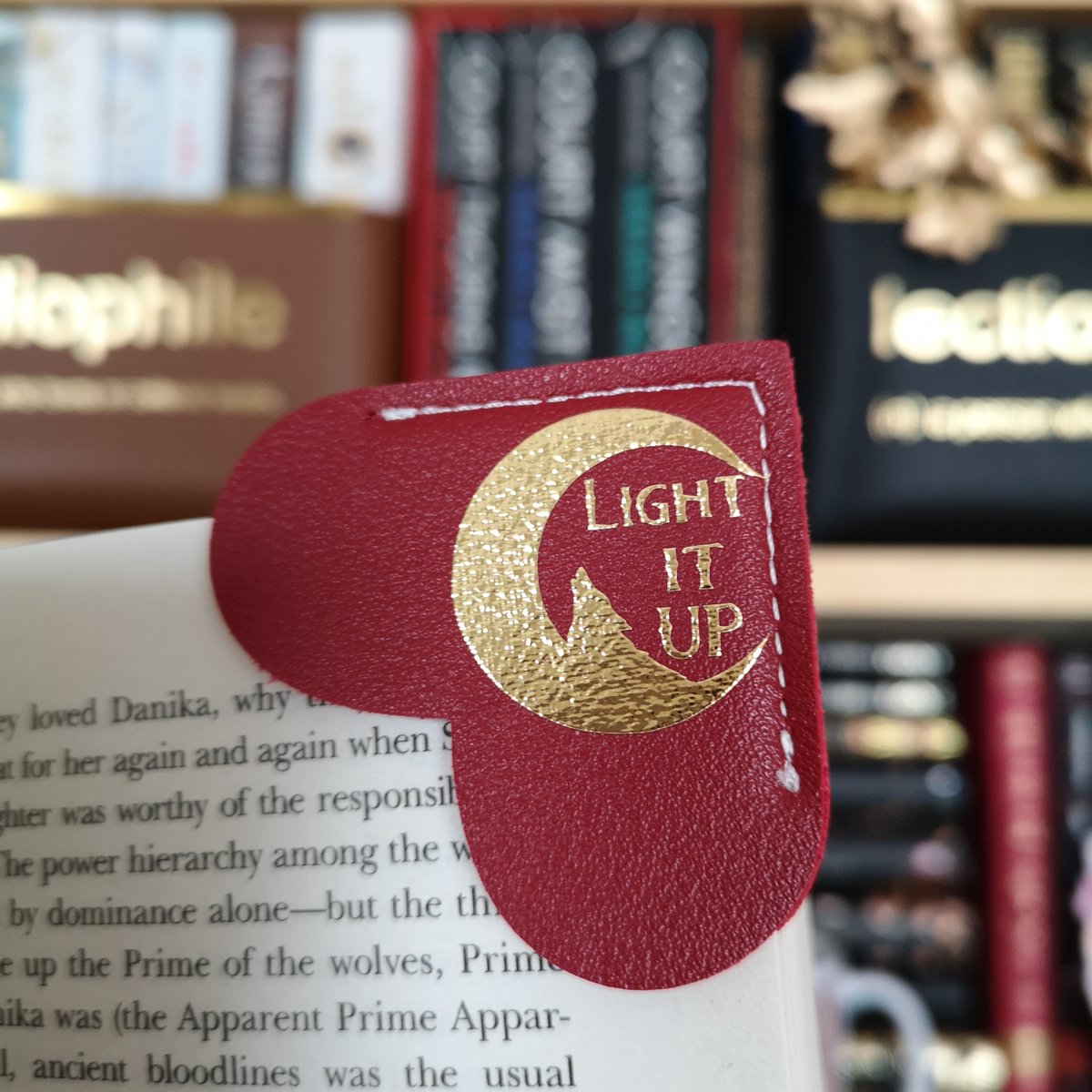 Miss_Bohemia's tweet photo. "Keep your place in style with our officially licensed #CrescentCity heart-shaped bookmark! Featuring the iconic 'Light It Up' quote and inspired by beloved characters Bryce and Danika. Perfect for any YA fantasy book lover. #SarahJMaas #bookmark #readingaccessory #yafantasy" https://t.co/dsw8Hm4SiQ