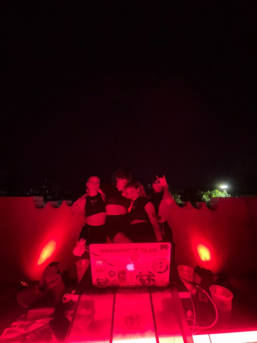 luchis_m's tweet photo. Con mis amigas somos @arengueclub el mejor servicio de arengue, jolgorio y jarana.

Acá abajo voy a dejar todas las fechas que tengamos 🪩 https://t.co/V15spgP611