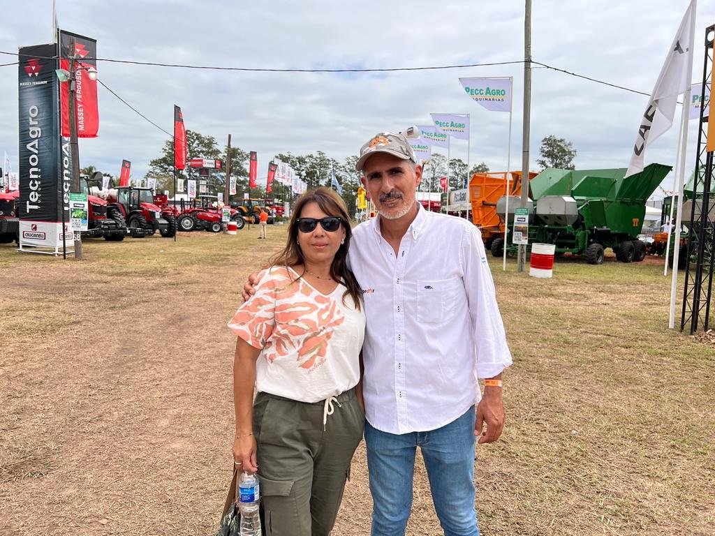 sandramanzone's tweet photo. Acompañamos a productores nucleados en @ApronorOk en la apertura de su #ExpoApronor 2023, evento que cada año convoca a las fuerzas vivas del agro y que continúan apostando por Argentina, aún en condiciones climáticas adversas y con un gobierno que no impulsa su crecimiento. https://t.co/rwBUVnEmAa