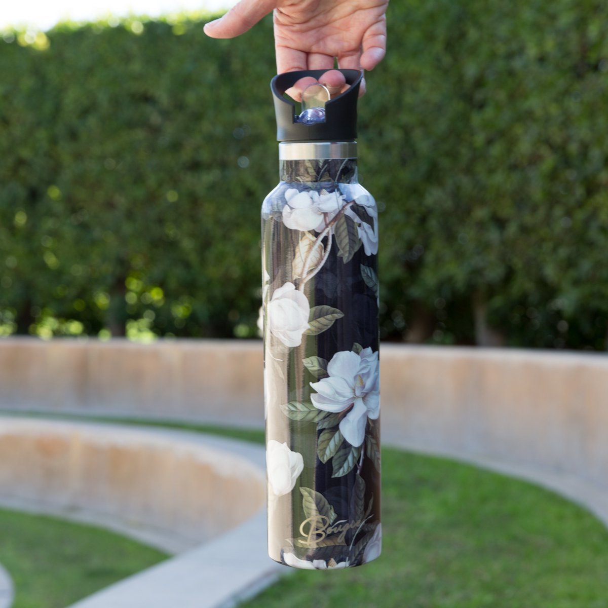 MyBougieBottle's tweet image. We got a handle of things!

Every Bougie 25oz. water bottle includes a Flip 'n' Sip lid with built-in easy-to-carry handle. 

#hydrateinstyle #bougiebottle #easytocarry #blackbottle #whiteflowers #magnolia #handleit #waterbottle