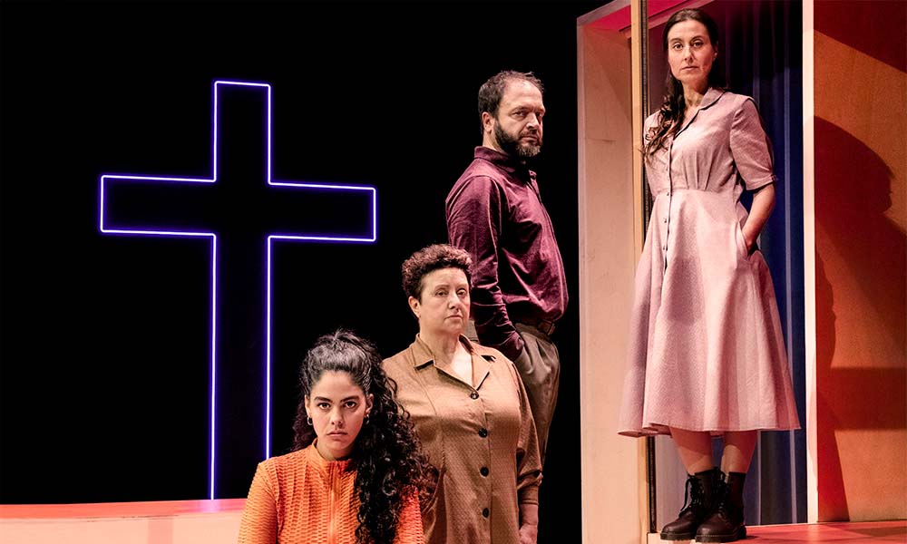 "Les maleïdes" a <a href="/salabeckett/">Sala Beckett</a>! Un text molt divertit de <a href="/Sergiobaos/">Sergio Baos</a>, sobre la relació entre una àvia, una mare i una filla, amb un trasfons molt irreverent, però també a la vegada molt místic i religiós (potser en alguns moments massa i tot)!